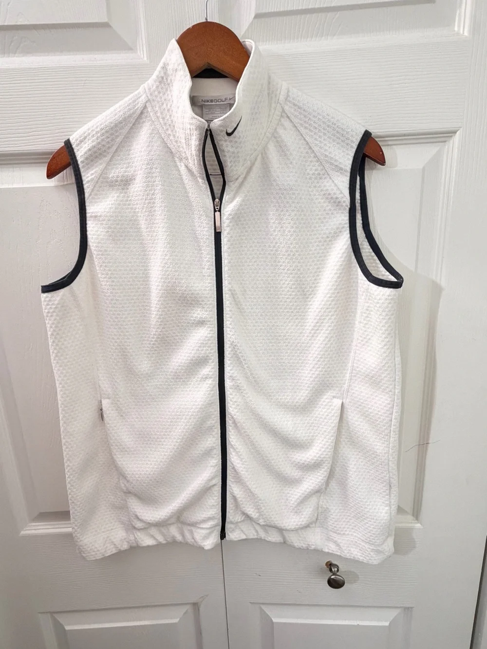 Nike Golf Women’s White Textured Full Zip Sleeveless Performance Vest Black Trim
